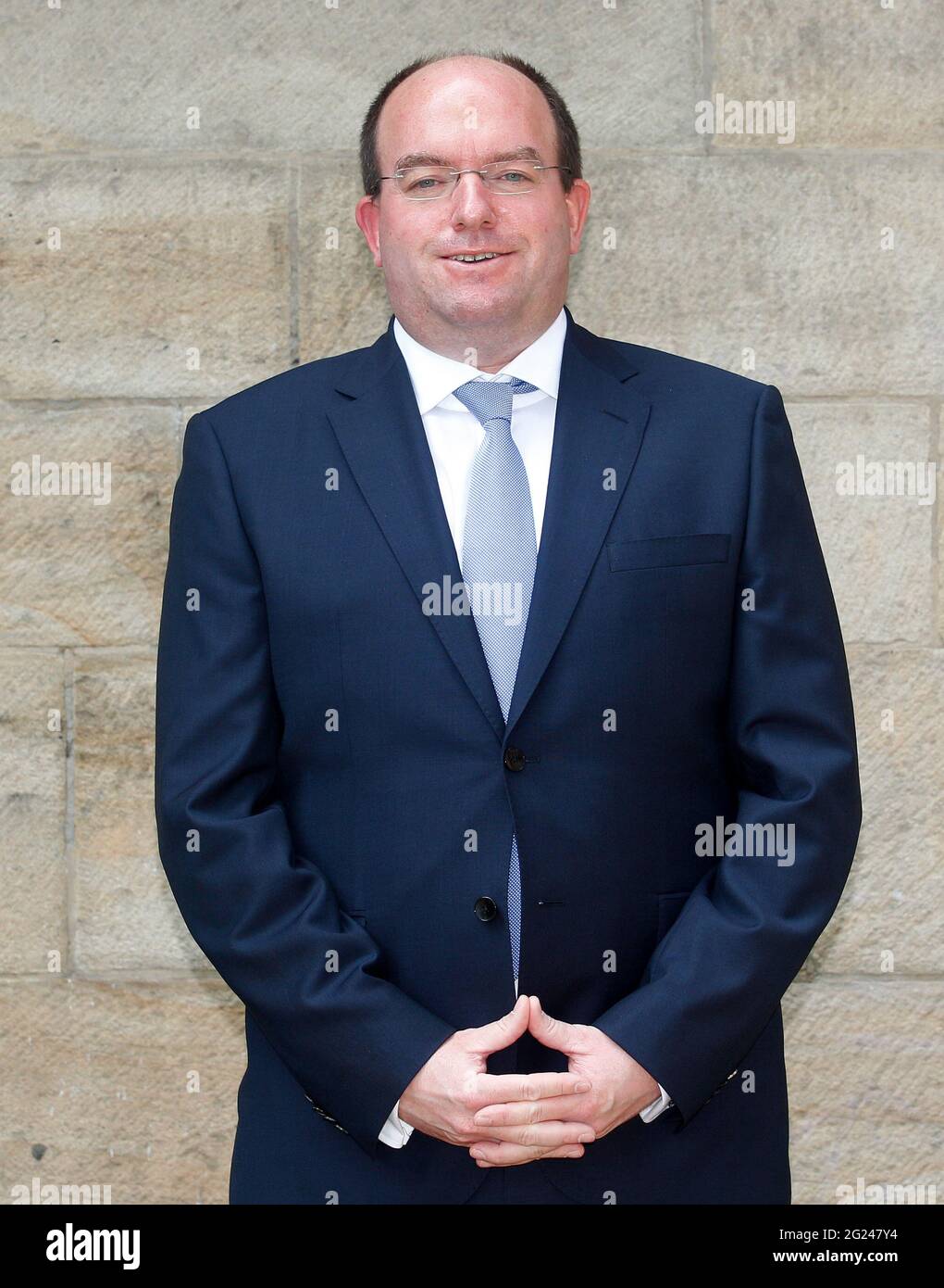 Duisburg, Deutschland. Juni 2021. Markus Bangen, der Ende des Jahres neuer Vorstandsvorsitzender der Duisburger Hafen AG wird, schaut sich den Fotografen an. Quelle: Roland Weihrauch/dpa/Alamy Live News Stockfoto