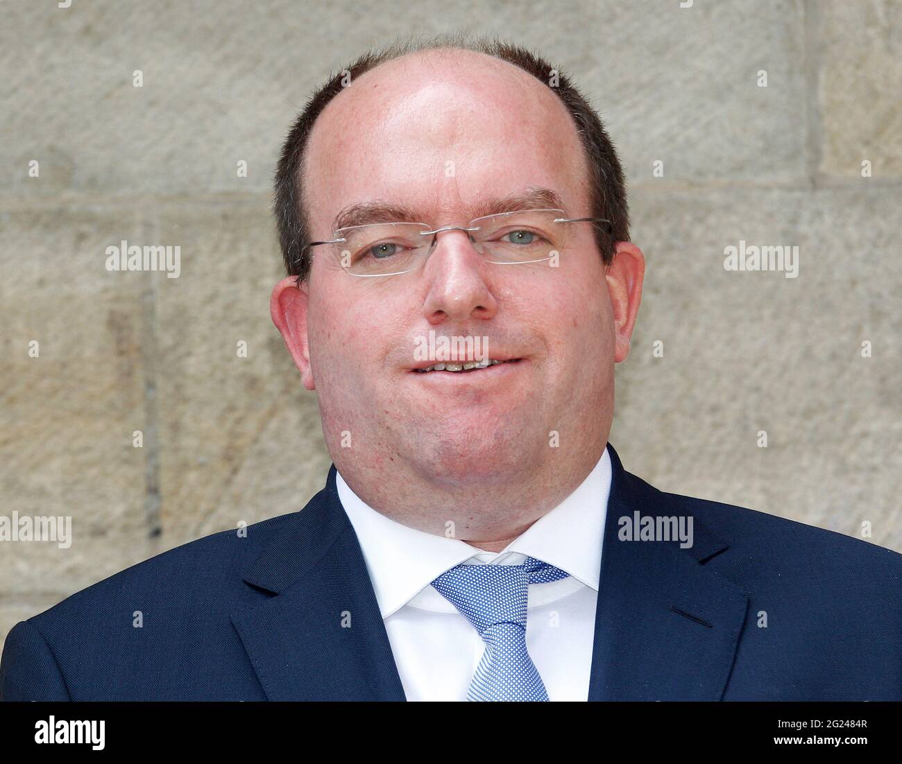 Duisburg, Deutschland. Juni 2021. Markus Bangen, der Ende des Jahres neuer Vorstandsvorsitzender der Duisburger Hafen AG wird, schaut sich den Fotografen an. Quelle: Roland Weihrauch/dpa/Alamy Live News Stockfoto