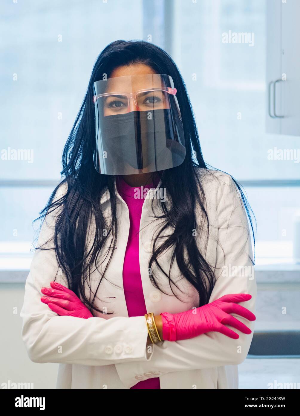 Porträt einer Ärztin mit Gesichtsmaske und Gesichtsschutz Stockfoto