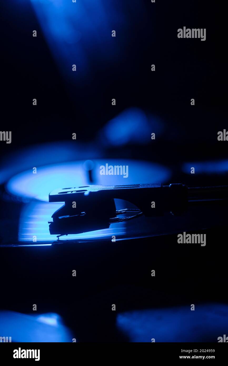 Nahaufnahme einer Schallplattennadel in blauem Licht Stockfoto