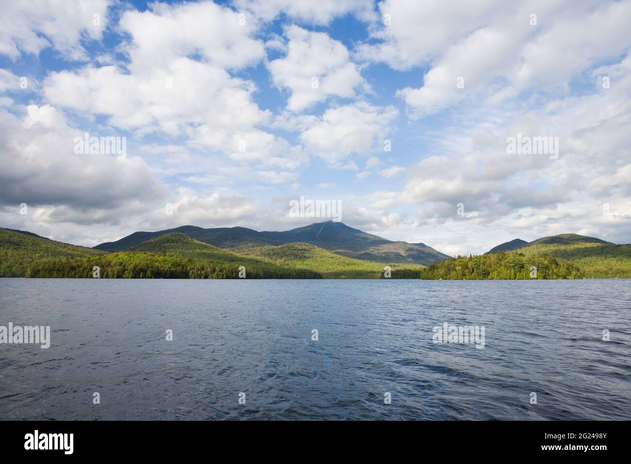 USA, New York, NordElba, Whiteface Mountain mit Lake Placid im Vordergrund Stockfoto