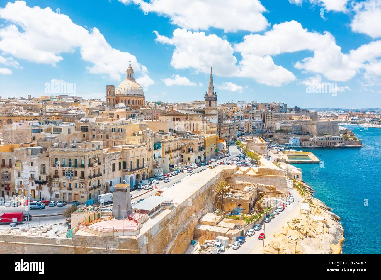 Luftaufnahme der Kirche Lady of Mount Carmel, St. Paul's Cathedral im Stadtzentrum von Valletta am Ufer, Malta Stockfoto