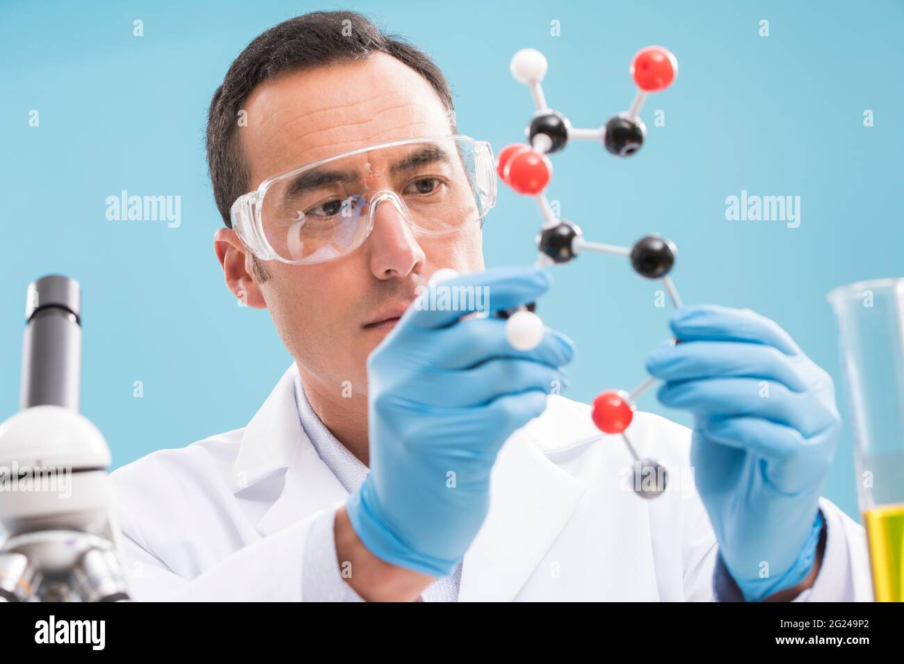 Wissenschaftler halten Molekül Modell Stockfoto