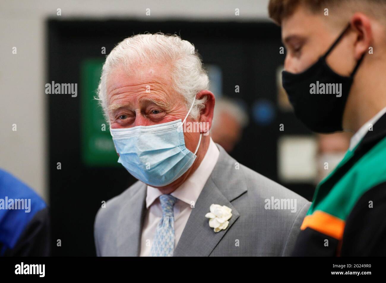 Der Prinz von Wales bei einem Besuch im MINIWERK in Oxford, um die britische Herstellung und Innovation in der Produktion von Elektrofahrzeugen zu feiern. Bilddatum: Dienstag, 8. Juni 2021. Stockfoto