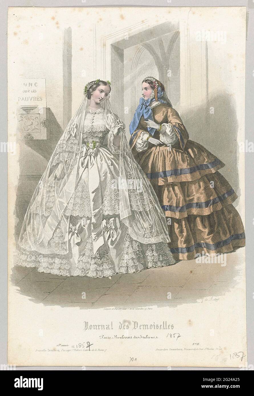 Journal des Demoiselles, 1857, Nr. 2, 25. Année. Zwei Frauen in einer Kirche. Links: Hochverschlossenes Hochzeitskleid mit gestrecktem Gürtel und breitem Rock, verziert mit Spitze und Schleifen. Auf dem Kopf ein langer transparenter Schleier. Rechts: Brauner Crash mit weit ausgestellten Ärmeln und weißem Puffing unter den Ärmeln. Breiter Rock mit drei faltigen Streifen Stoff mit blauen Streifen. Auf dem Kopf ein brauner Hut mit blauen Schleifen. Armbänder um beide Handgelenke. Druck aus der Zeitschrift Mode Journal des Demoiselles (1833 -1922). Stockfoto