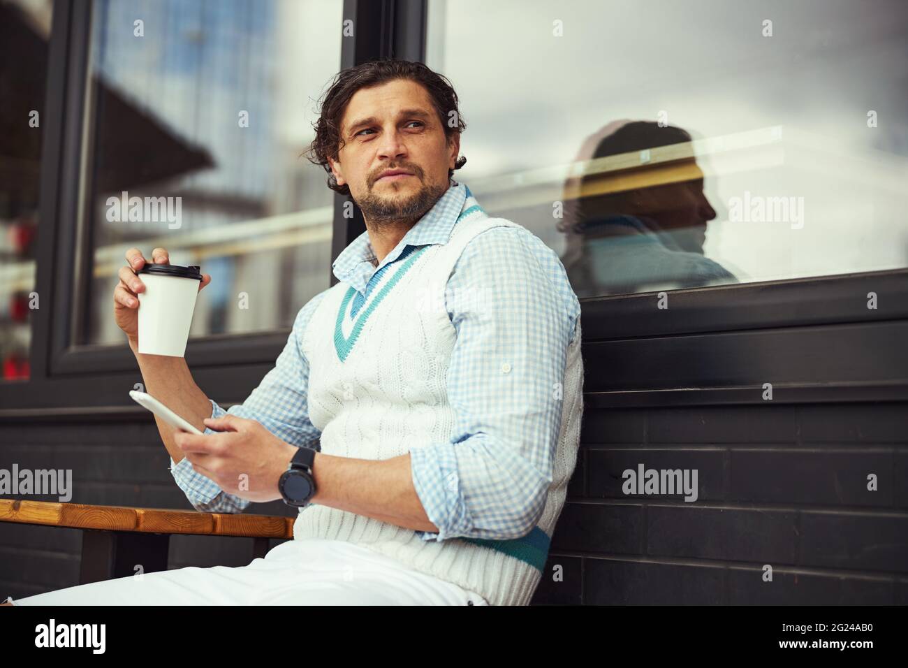 Gütiger bärtiger Mann, der tief in seinen Gedanken ist Stockfoto