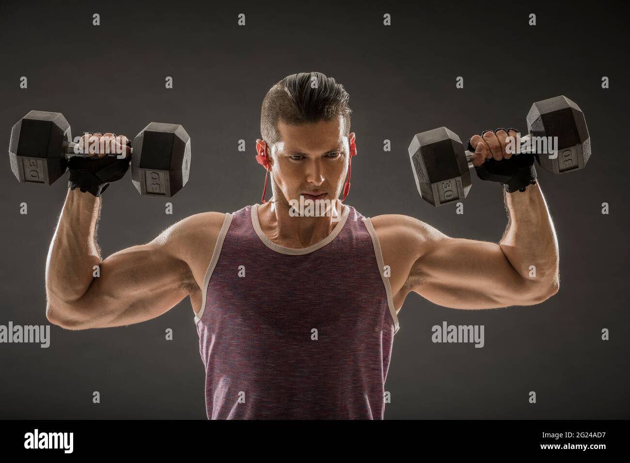 Muskulöses Manntraining mit Hanteln Stockfoto