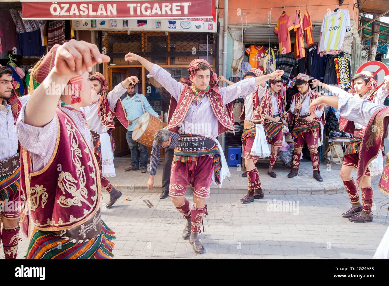 Manisa, Türkei - 04-24-2016:Tanzgruppe (efe) zeigt auf der Straße im Stadtteil Manisa Kula Stockfoto