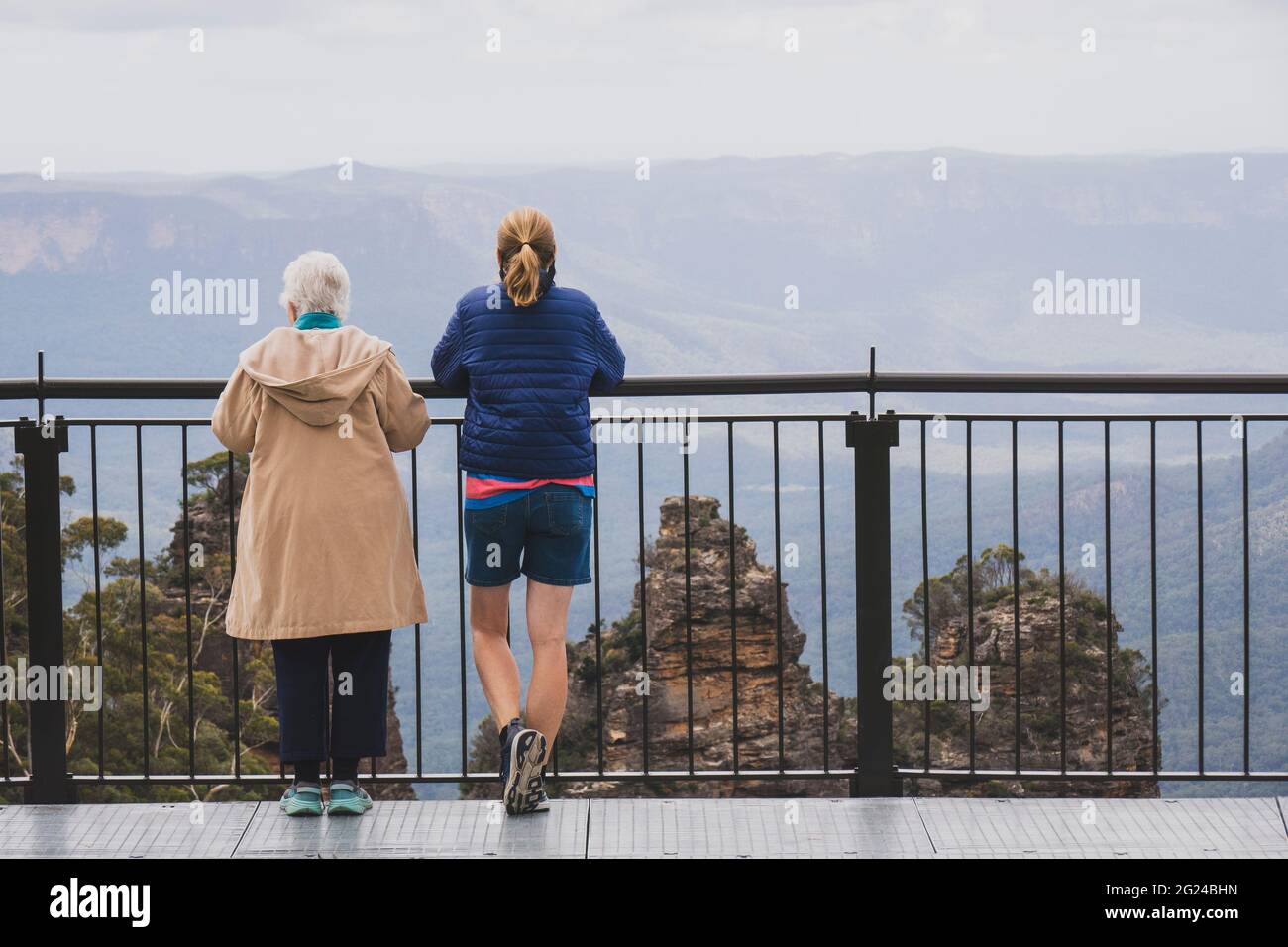 Australien, New South Wales, Rückansicht von zwei Frauen, die zusammen auf dem Echo Point-Aussichtspunkt im Blue Mountains National Park stehen Stockfoto