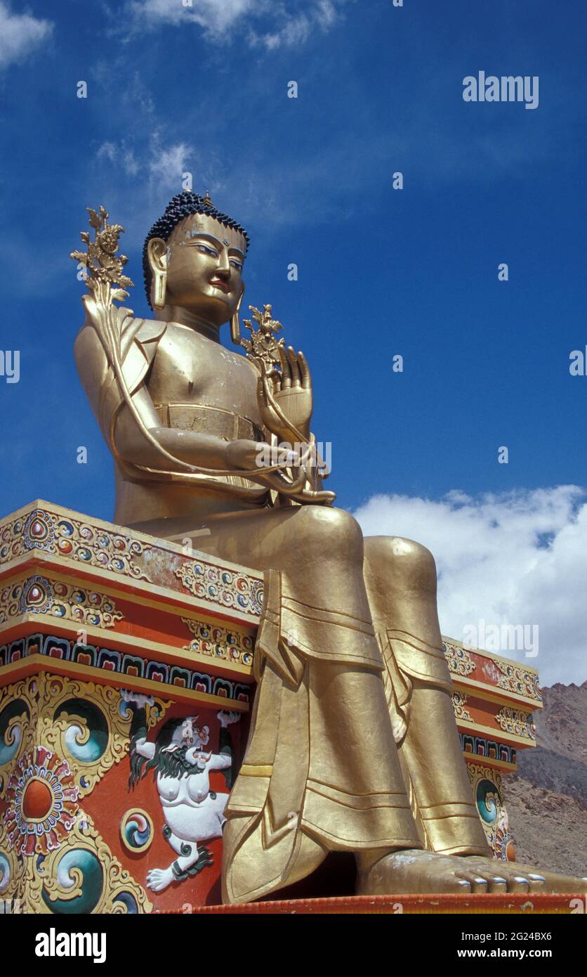 Indien, Ladakh, Leh District, Lamayuru, riesige goldene Buddha-Statue im buddhistischen Lamayuru-Kloster Stockfoto