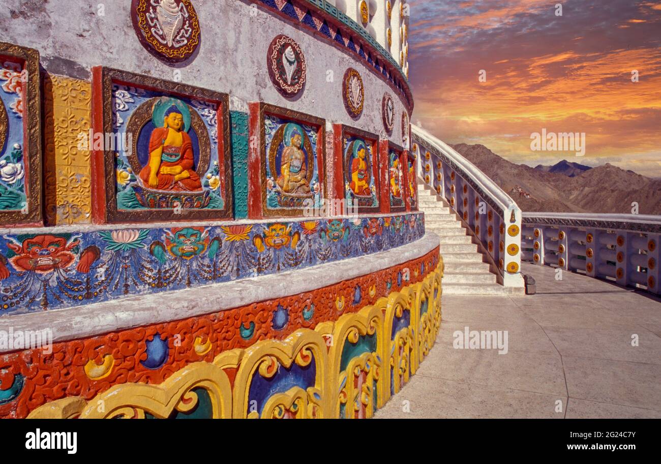 Indien, Ladakh, Leh District, Lamayuru, farbenprächtiges Stupa-Buddhistisches Lamayuru-Kloster im Himalaya Stockfoto