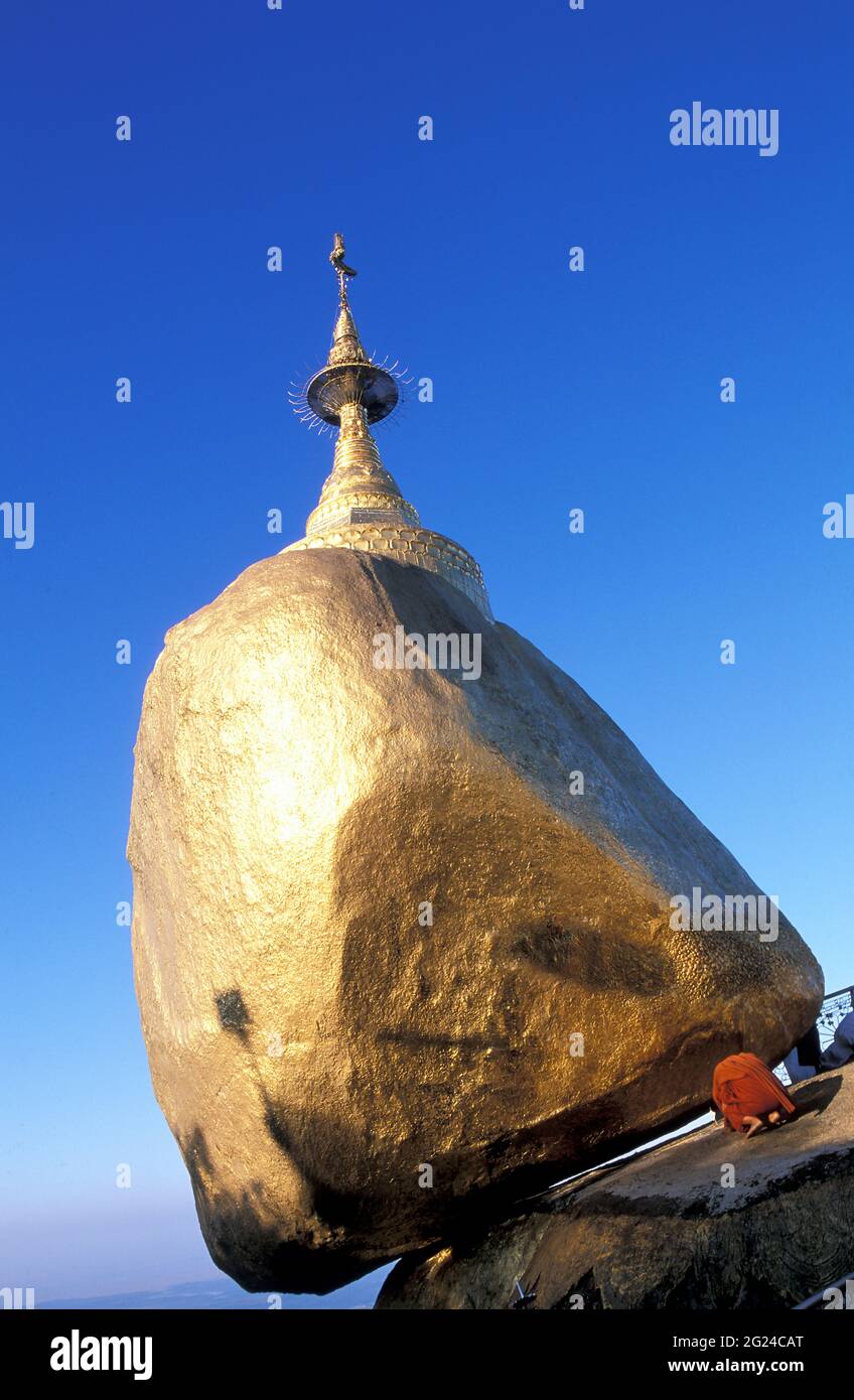 Myanmar, Mon State, Kyaiktiyo, buddhistischer Mönch, der in der Kyaiktiyo-Pagode betet, die auf einem Granitfelsen errichtet wurde Stockfoto