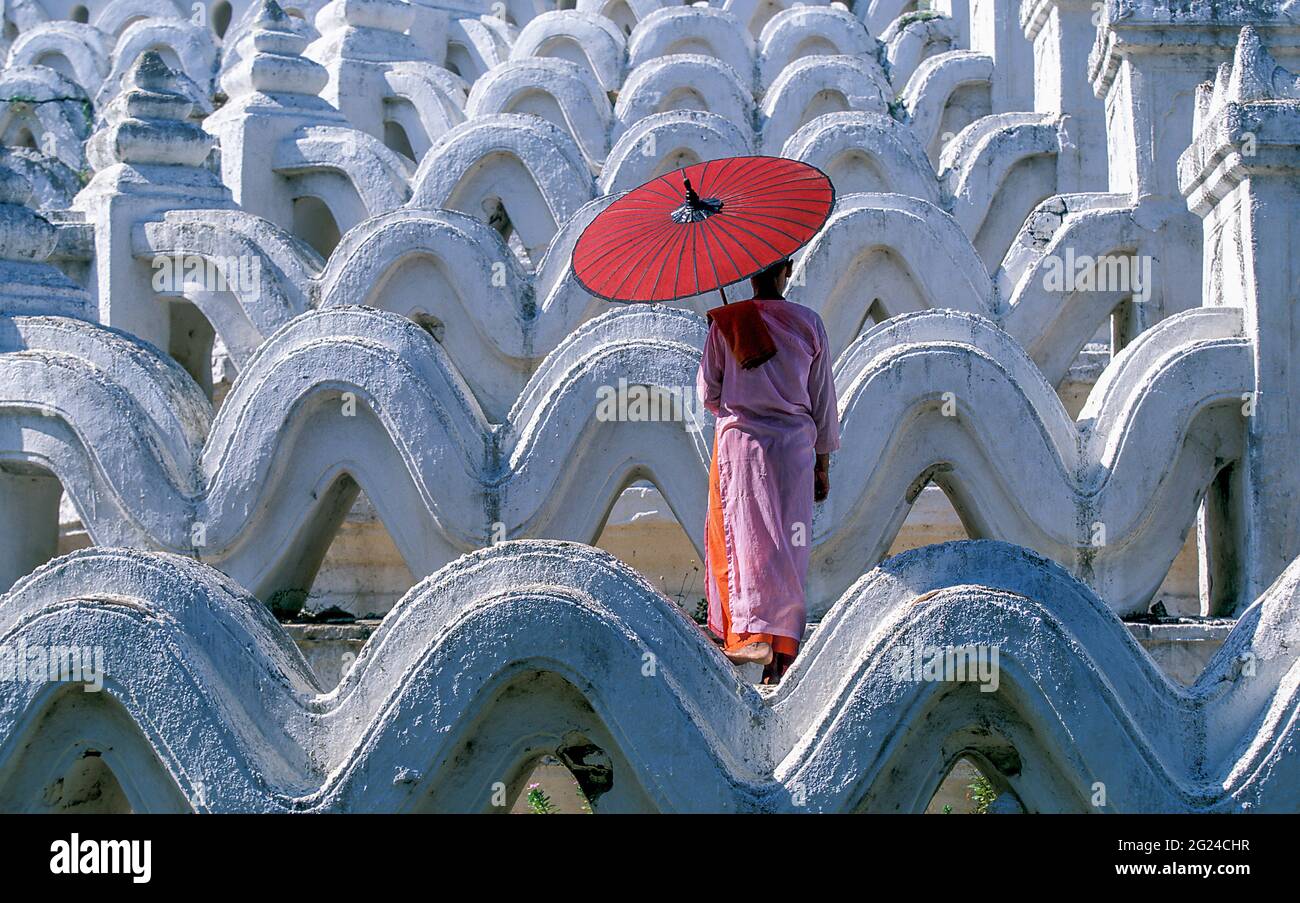 Myanmar, Mingun, Mandalay Division, buddhistische Nonne, die auf weißen Bögen der Hsinbyume-Pagode steht Stockfoto