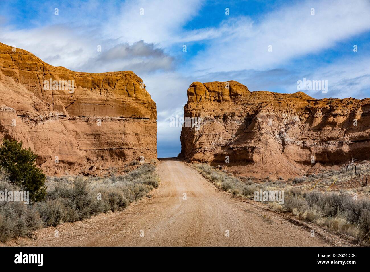 USA, Utah, Escalane, unbefestigte Straße zwischen Sandsteinklippen im Grand Staircase-Escalante National Monument Stockfoto