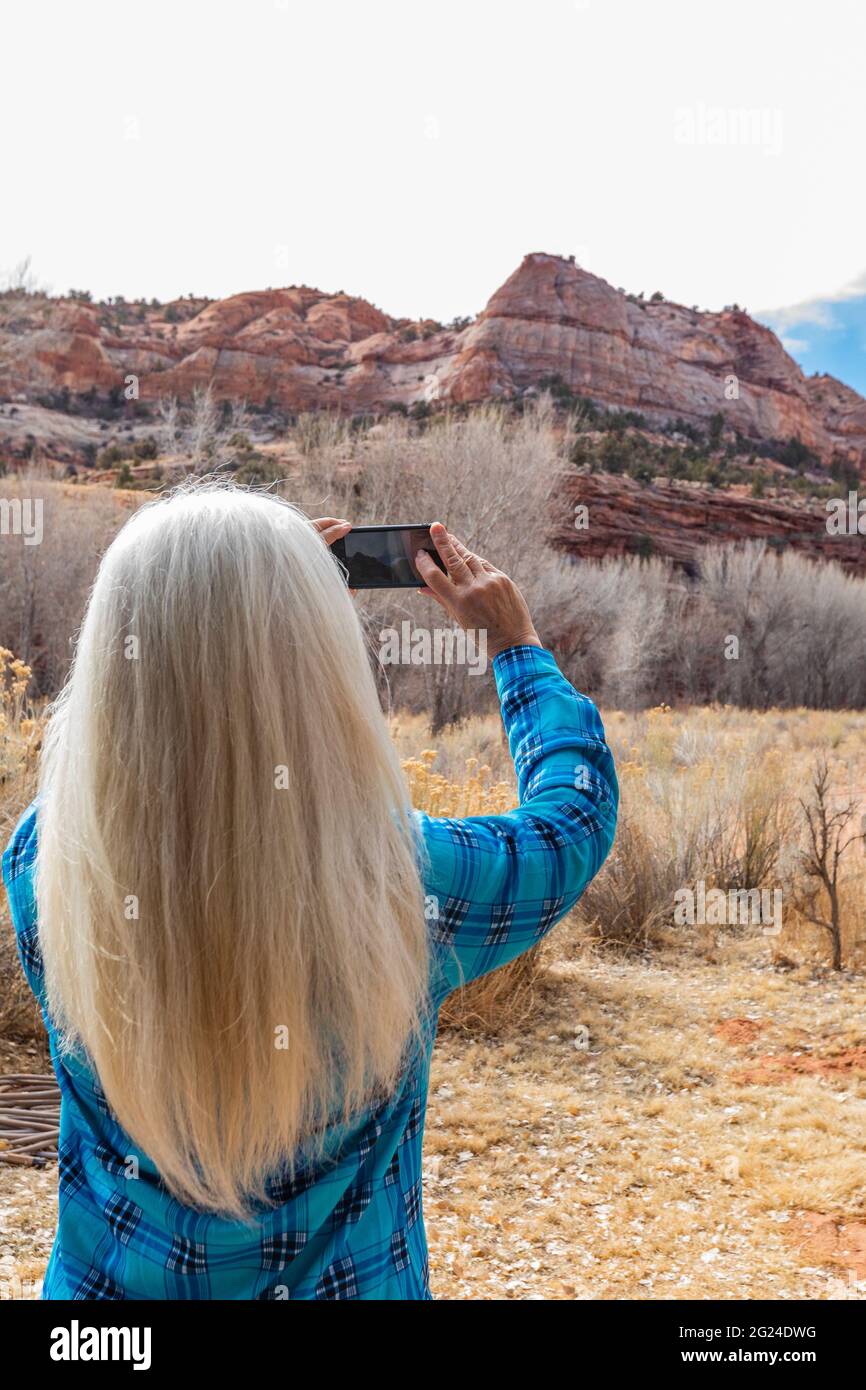 USA, Utah, Escalante, Frau, die Fotos im Grand Staircase-Escalante National Monument macht Stockfoto