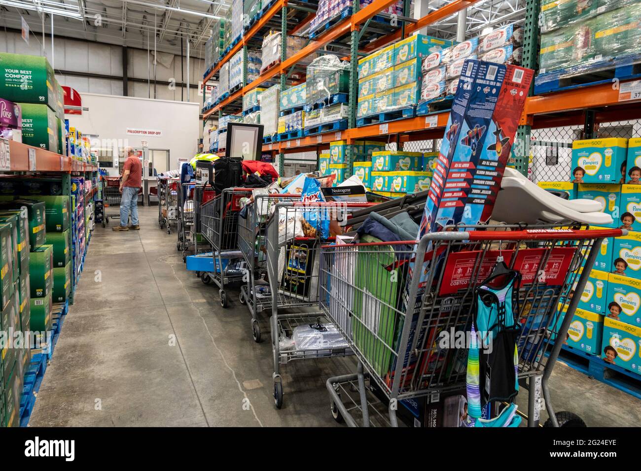 Shopping Carts gefüllt mit ausgewählten Produkten, die auf die Lieferung warten, Costco Warehouse Store, MA, USA Stockfoto