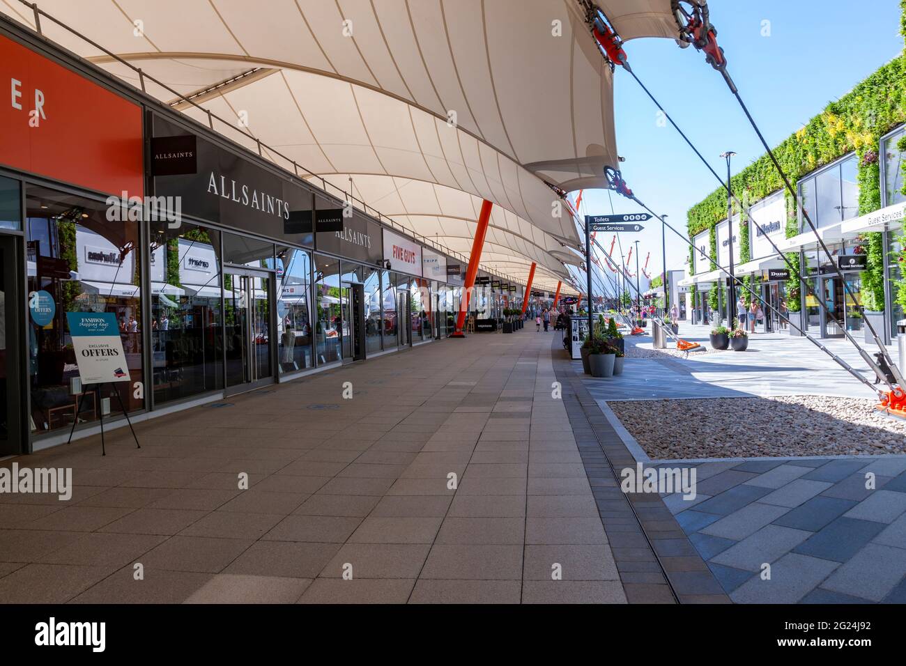 Designer Outlet Ashford, Einkaufszentrum für vergünstigte Designer-Marken und High-Street-Namen am Vormittag bei unserem Aufenthalt in Ashfrod, Kent, England, Großbritannien. Stockfoto