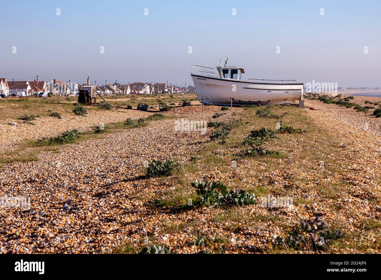 Die Norahgeorge ein verlassenes Fischerboot wurde auf dem Schindel in Dungeness, Kent, England, Großbritannien, gefahren. Stockfoto
