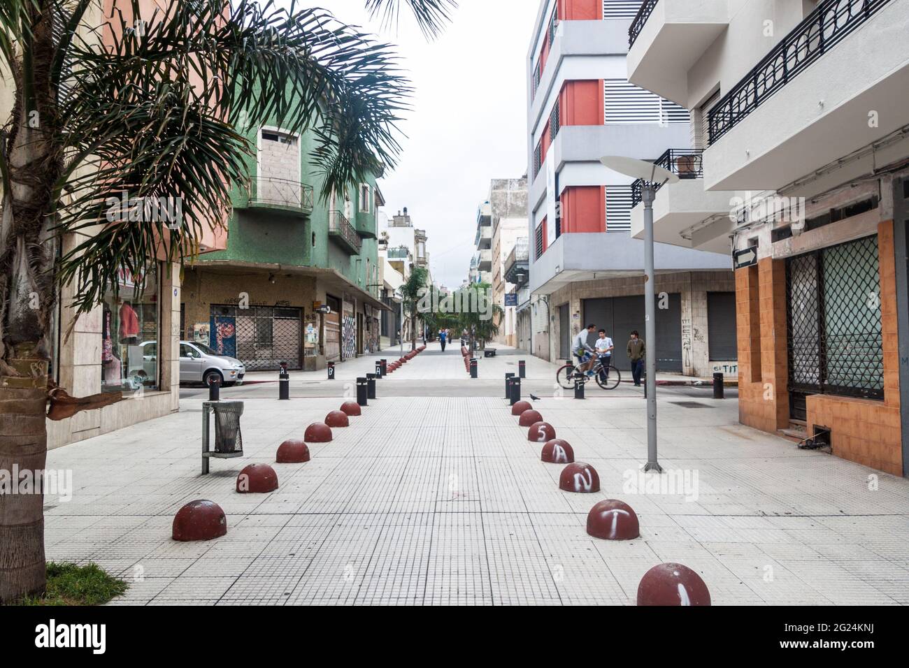 MONTEVIDEO, URUGUAY - 19. FEB 2015: Blick auf eine Straße im Zentrum von Montevideo. Stockfoto