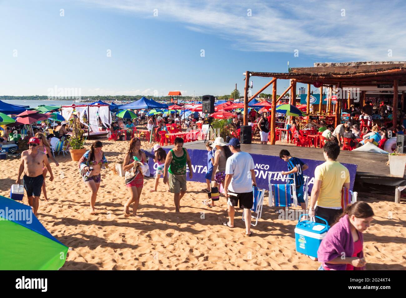 ENCARNACION, PARAGUAY - 7. FEB 2015: Menschen an einem Strand am Fluss Parana in der Stadt Encarnacion. Stockfoto