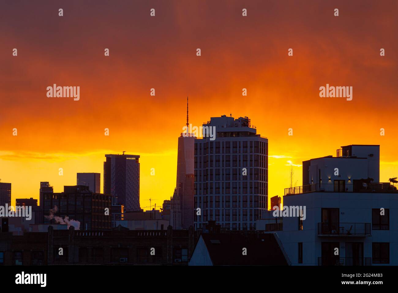 Blick auf Lower Manhattan bei Sonnenuntergang von East Williamsburg, Brooklyn. Stockfoto