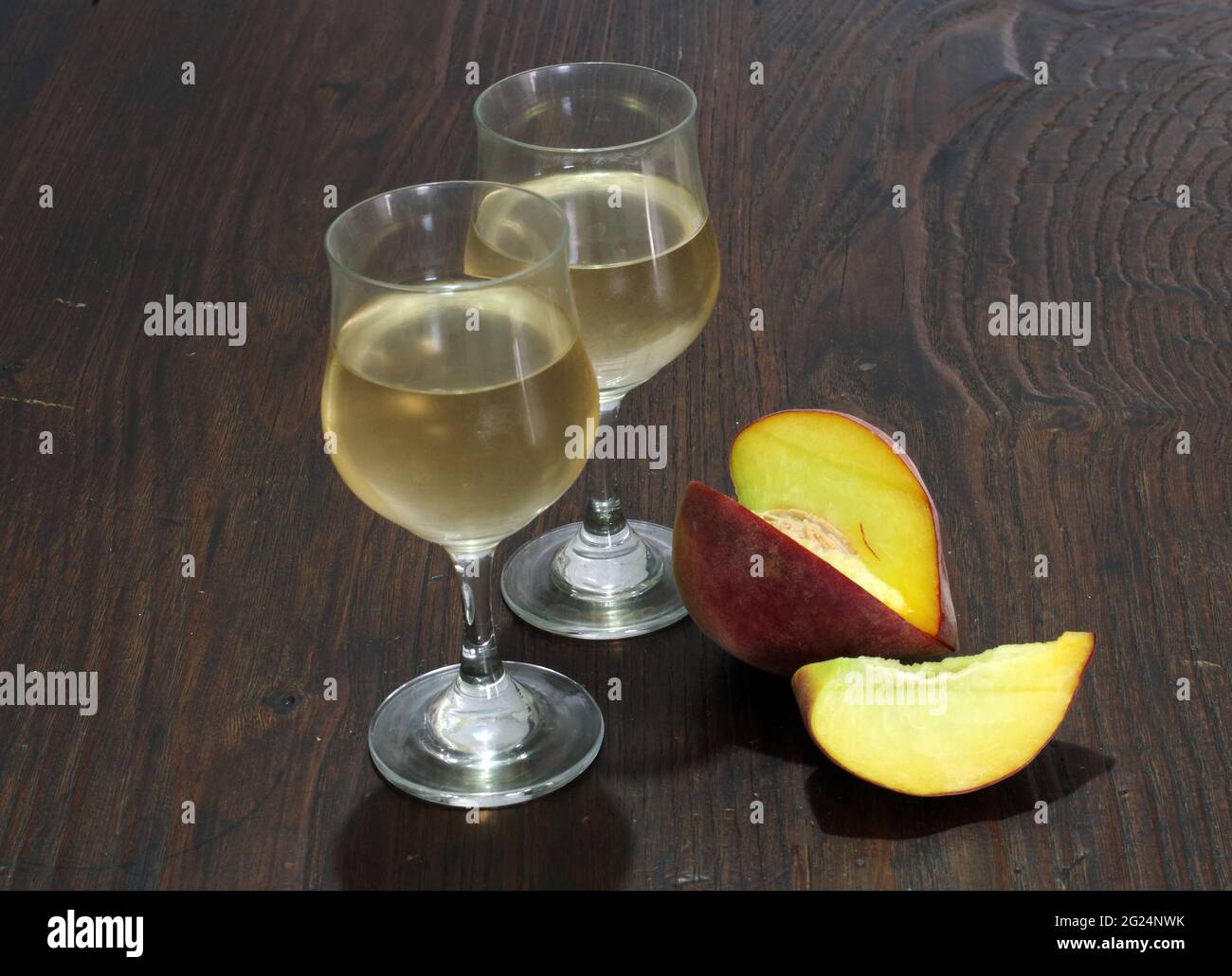 Pfirsich in Weißwein Stockfoto