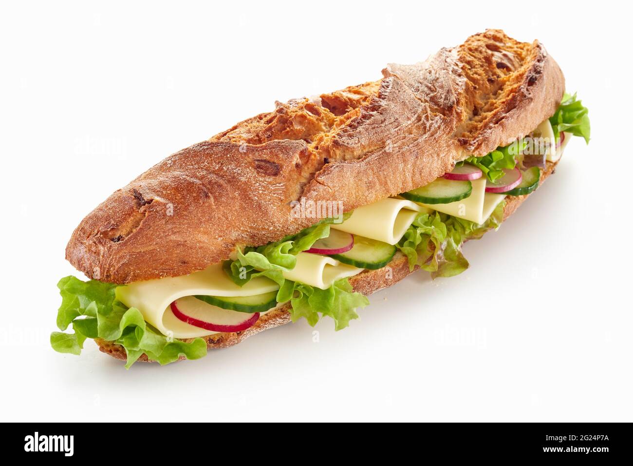 Von oben appetitlich Baguette Sandwich mit Käse und Gemüse auf weißem Tisch gelegt Stockfoto