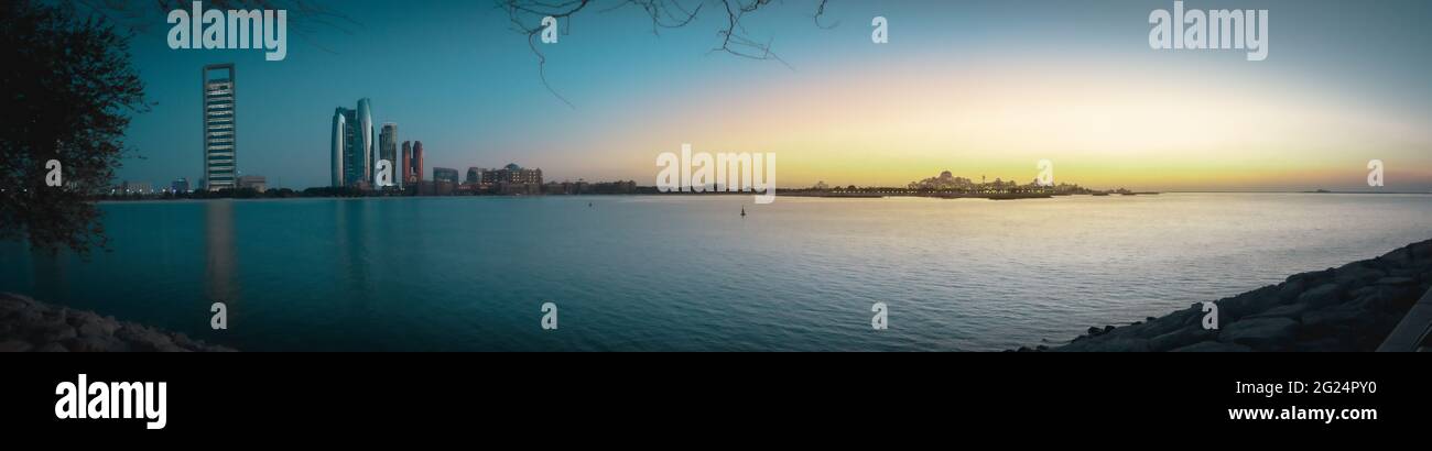 PANAORAMA BLICK EMIRATES PALACE , PRÄSIDENTENPALAST & MEERBLICK ABU DHABI WASSERPAUSE Stockfoto