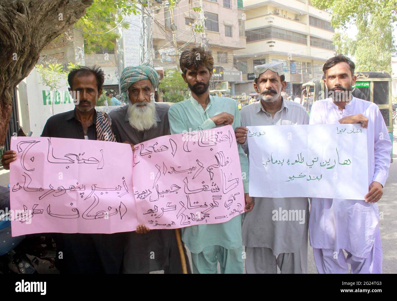 Die Bewohner von Husri veranstalten am Dienstag, dem 08. Juni 2021, im Hyderabad-Presseclub eine Protestdemonstration gegen die hohe Händigkeit einflussreicher Menschen. Stockfoto