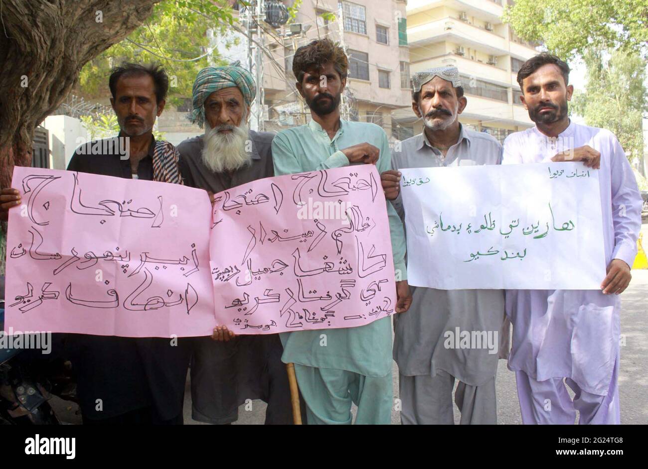 Die Bewohner von Husri veranstalten am Dienstag, dem 08. Juni 2021, im Hyderabad-Presseclub eine Protestdemonstration gegen die hohe Händigkeit einflussreicher Menschen. Stockfoto
