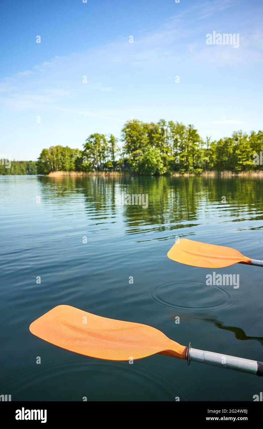 Kajakpaddeln ruhen über dem Wasser, selektiver Fokus. Stockfoto