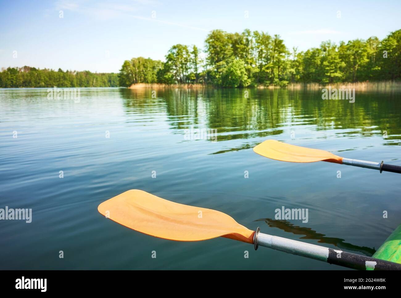 Kajakpaddeln ruhen über dem Wasser, selektiver Fokus. Stockfoto