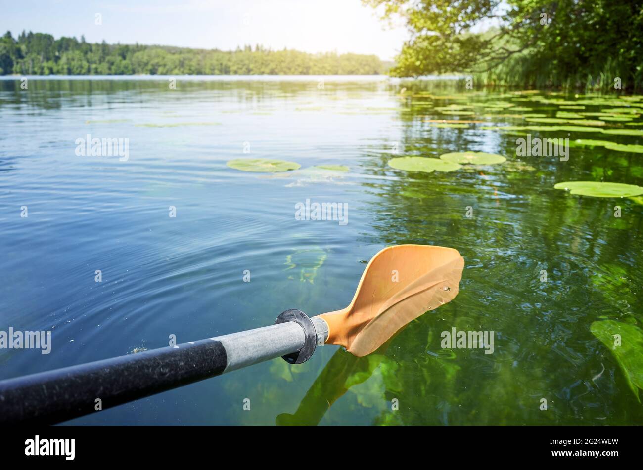 Kajak paddeln im Wasser, selektiver Fokus. Stockfoto