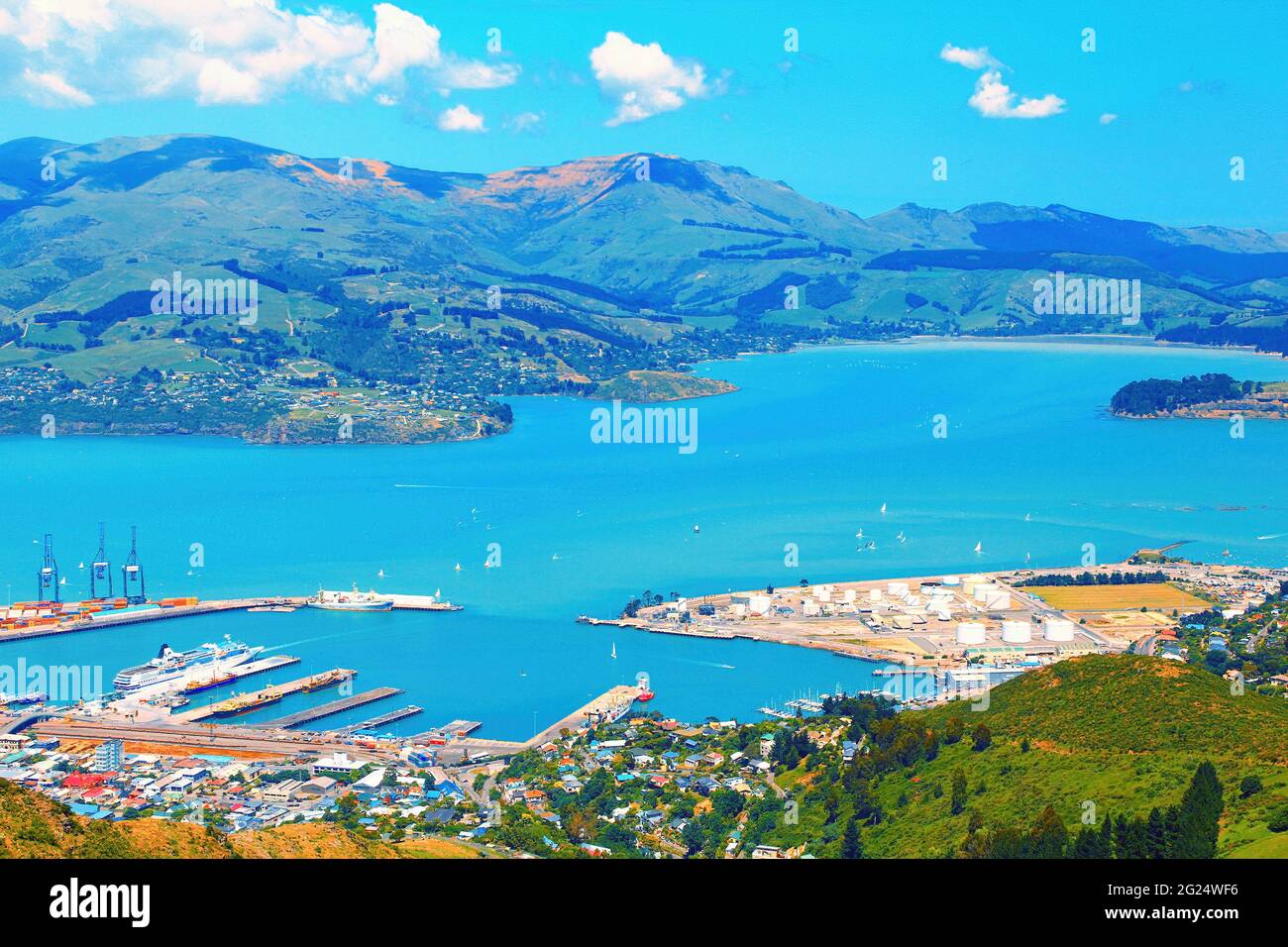 Blick auf den Hafen von Lyttelton von der Spitze der Port Hills, wo sich die Christchurch Gondola, die Summit Station, befindet. South Island, Neuseeland ziehen an Stockfoto