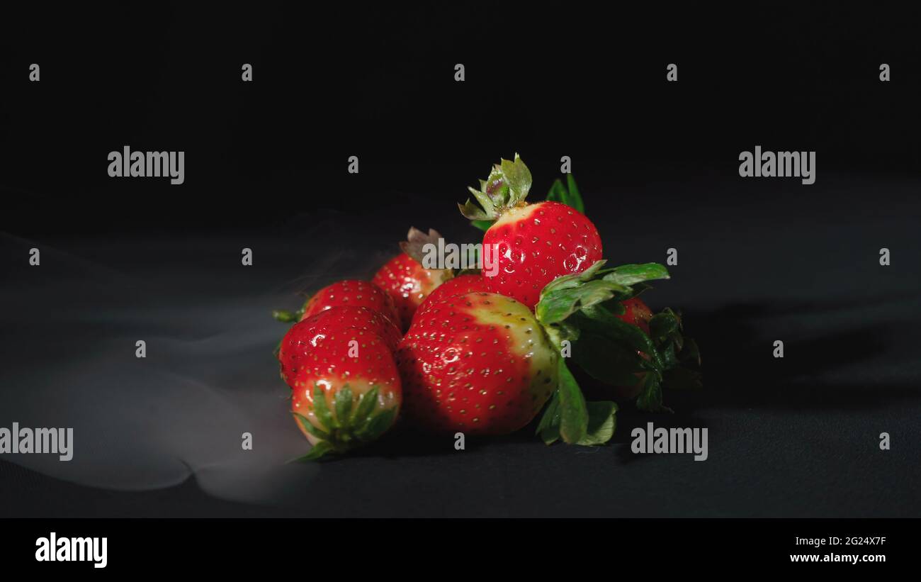 Bild von süßer Erdbeere auf schwarzem Hintergrund Stockfoto