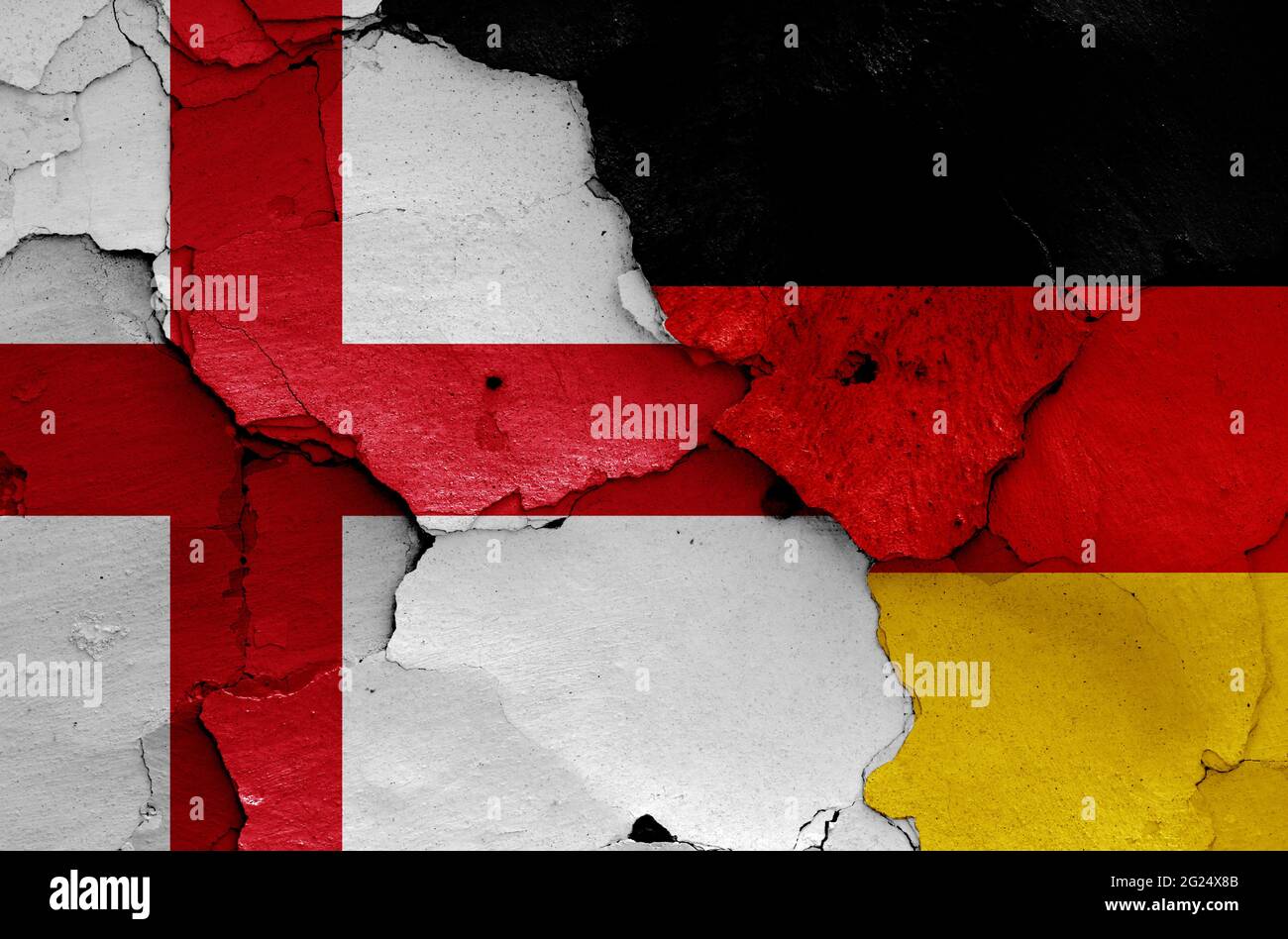 Flaggen von England und Deutschland auf rissige Wand gemalt Stockfoto
