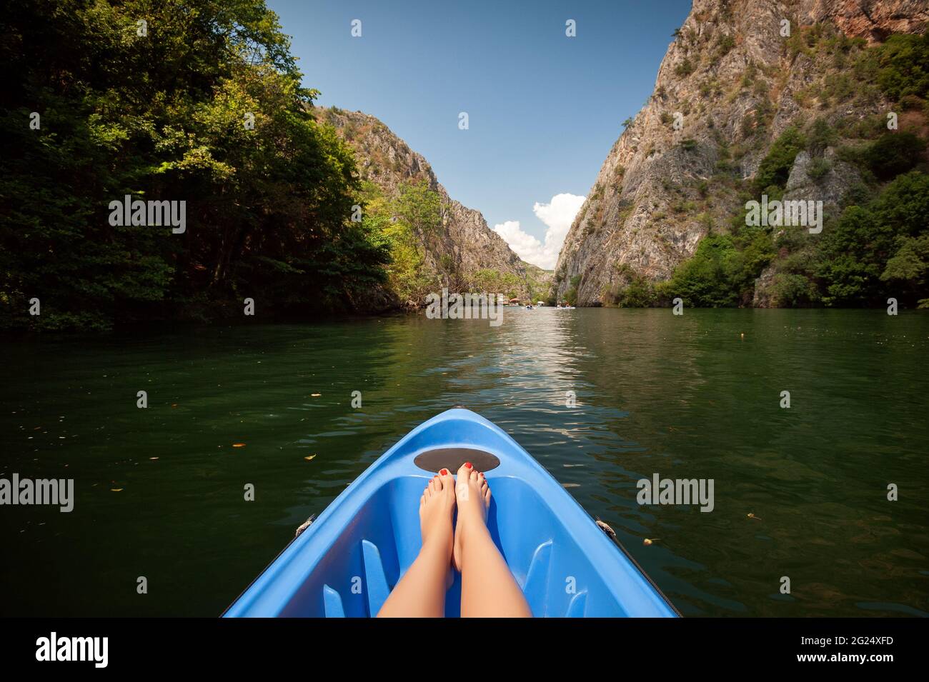 Kajak durch Fluss in Matka Canyon, Mazedonien. Frau Beine in der blauen Kajak Stockfoto