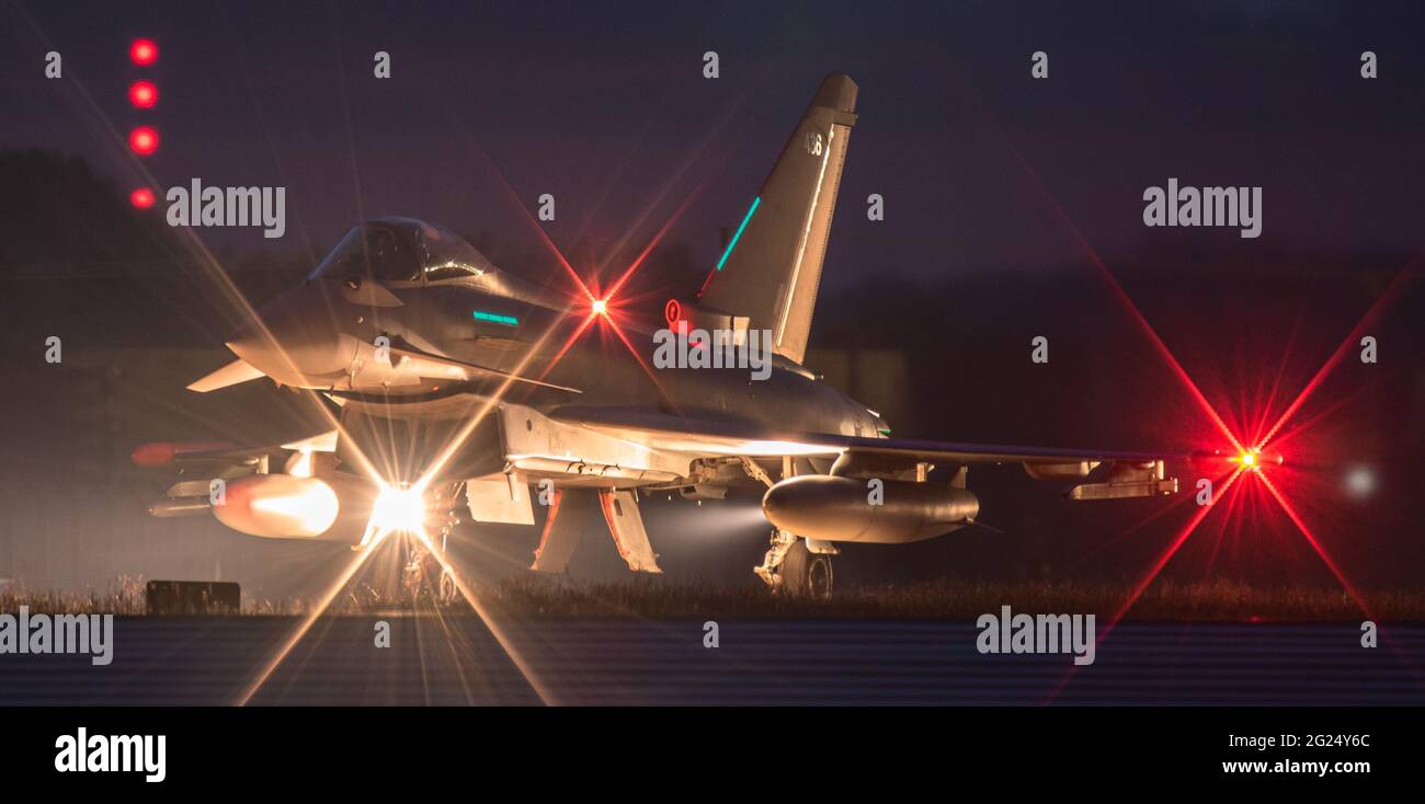 RAF Eurofighter Typhoon FGR4 über dem Kopf bei RAF Coningsby Stockfoto