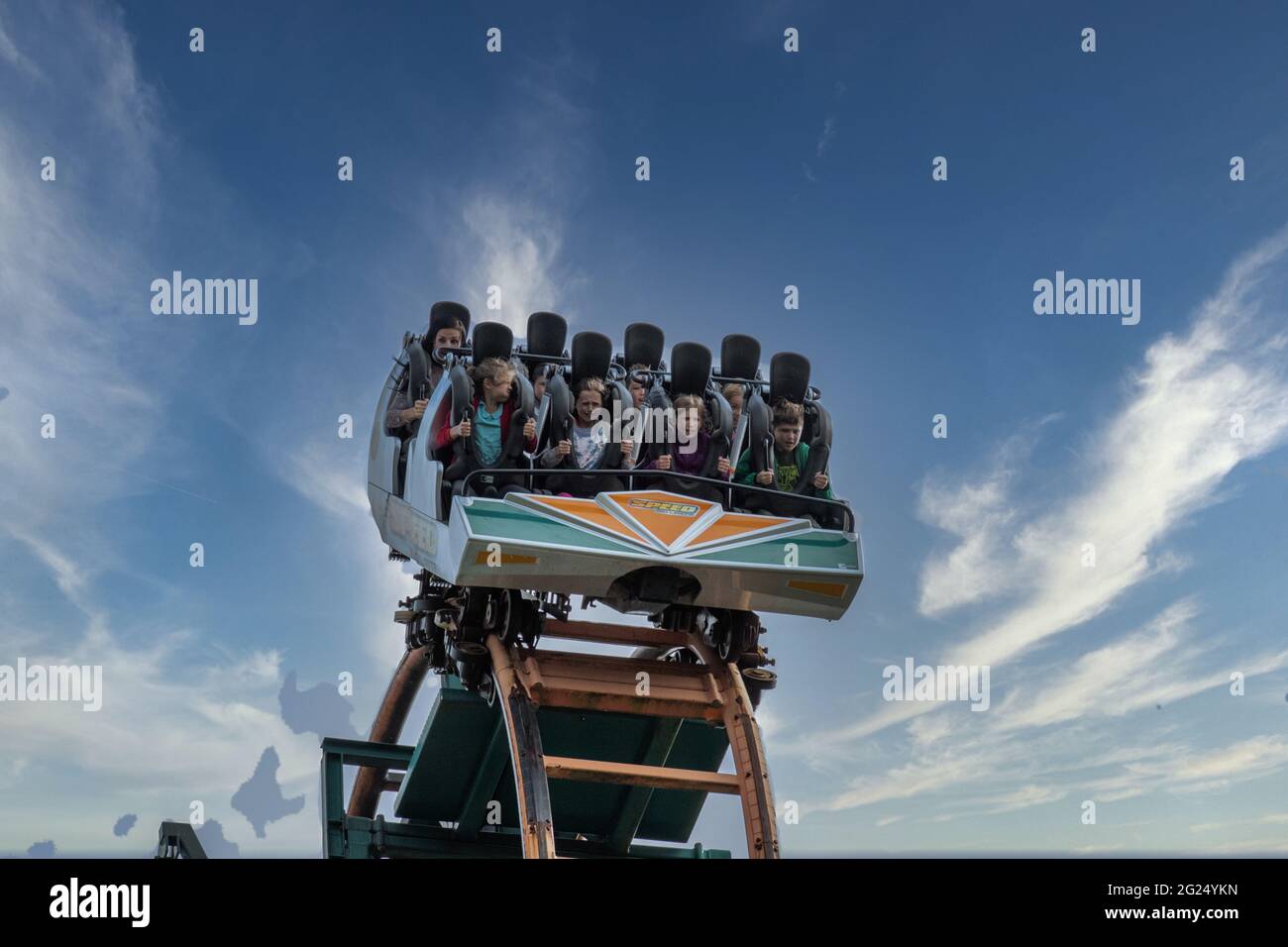 Geschwindigkeit: Keine Limits Achterbahn im Oakwood Theme Park Stockfoto