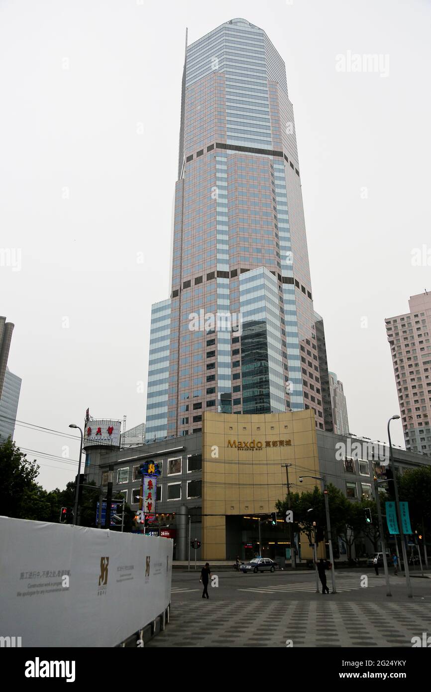 Maxdo Center Wolkenkratzer im Bezirk Changning, 241 Meter hoch mit 55 Etagen, in Shanghai, Volksrepublik China Stockfoto