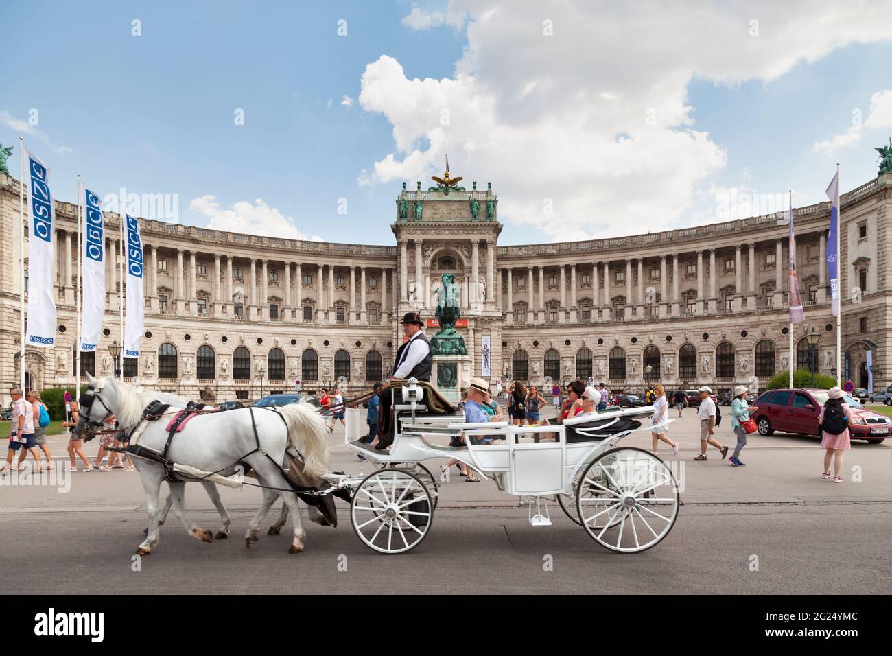 Wien, Österreich - Juni 17 2018: Kutschfahrt vor der Österreichischen Nationalbibliothek im Neuen Burgflügel der Hofburg Stockfoto