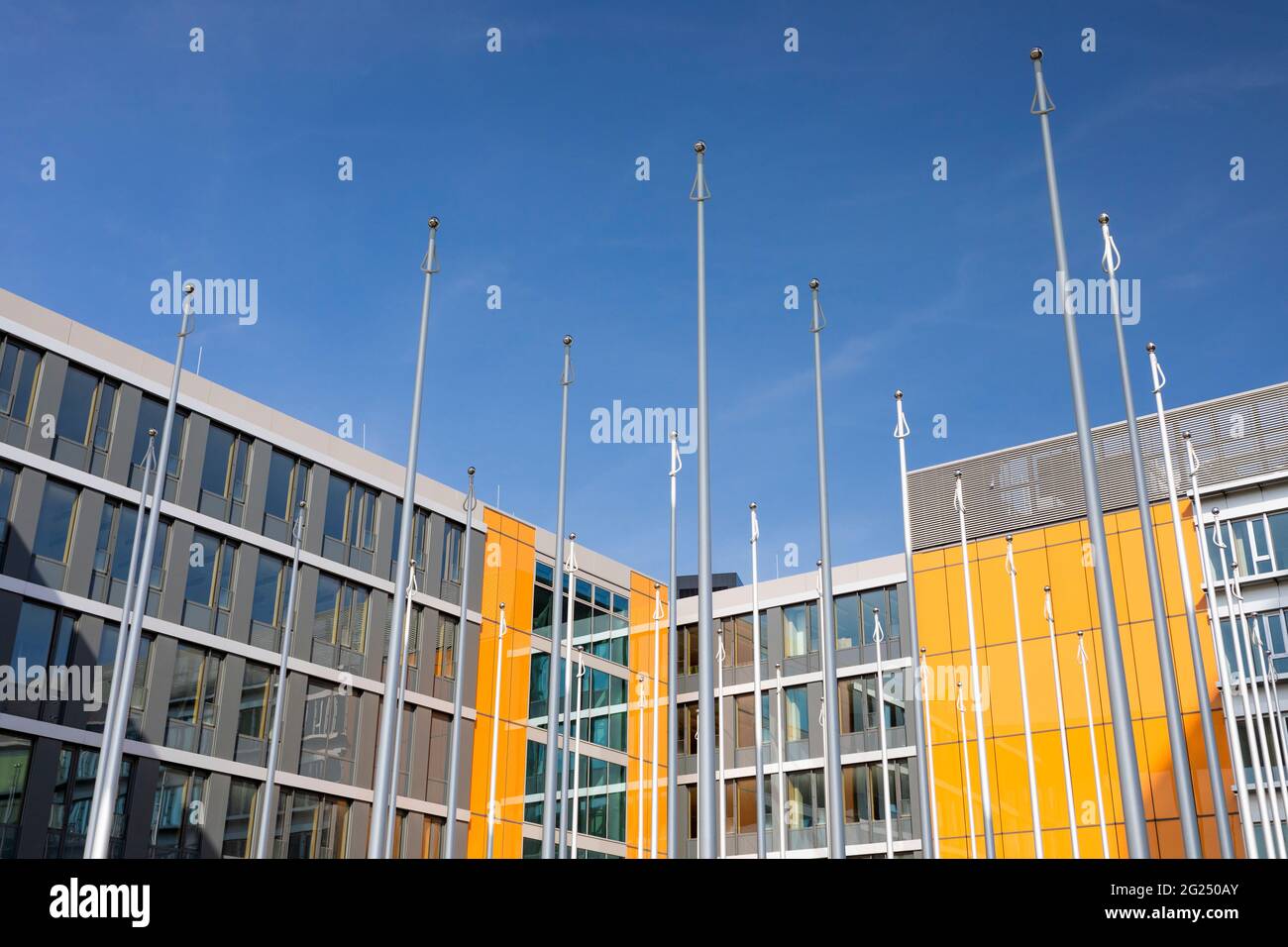 Europa, Luxemburg, Luxemburg-Stadt, Kirchberg, Europaapartament Building (Parlament Européen) mit Innenhof und Flaggenpolen Stockfoto