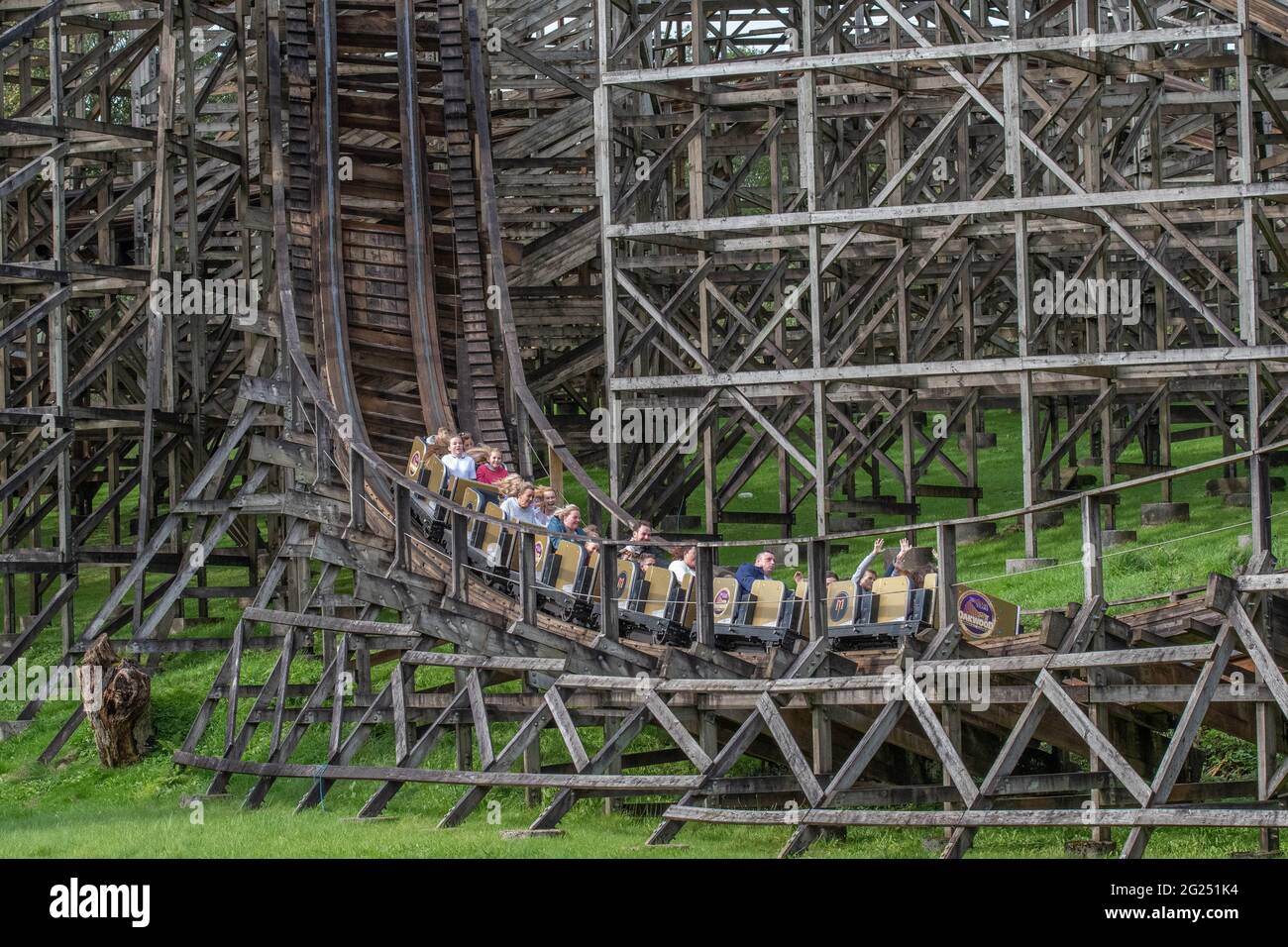 MegaFobia in seinem 20. Jahr mit Special Train Lackierung im Oakwood Theme Park Wales Stockfoto