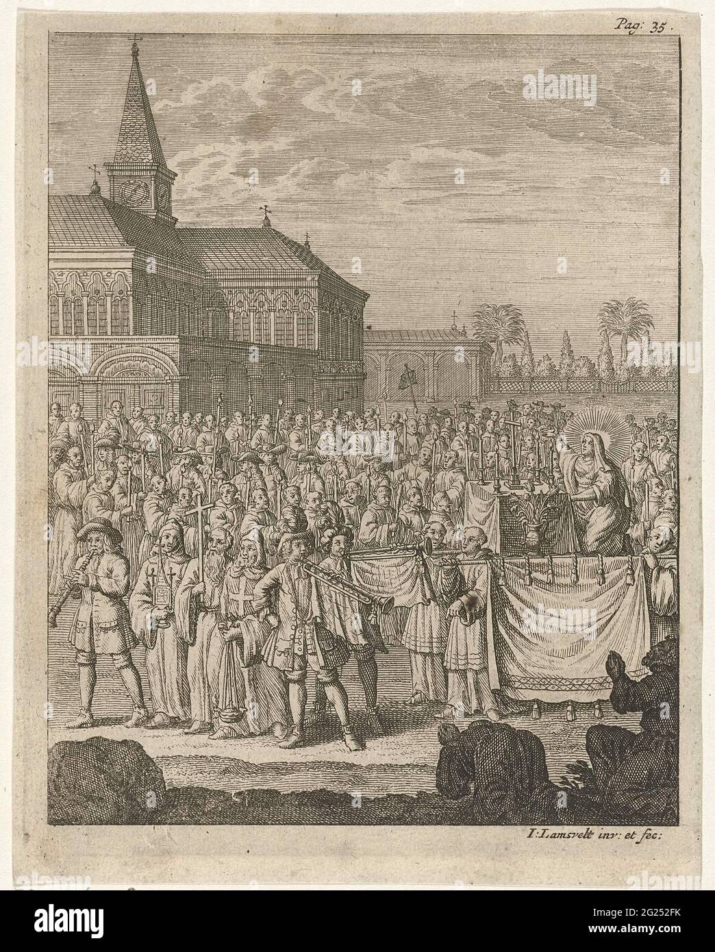 Prozession. Prozession mit Geistlichen und Trompetenbläserfiguren. Eine verschleierte Frau entzündete sich auf dem tragbaren Gerät, dessen Kopf von einer Aureole, den Kerzen, umgeben ist. Drucken Sie oben rechts mit der Aufschrift: PAG: 35 Stockfoto