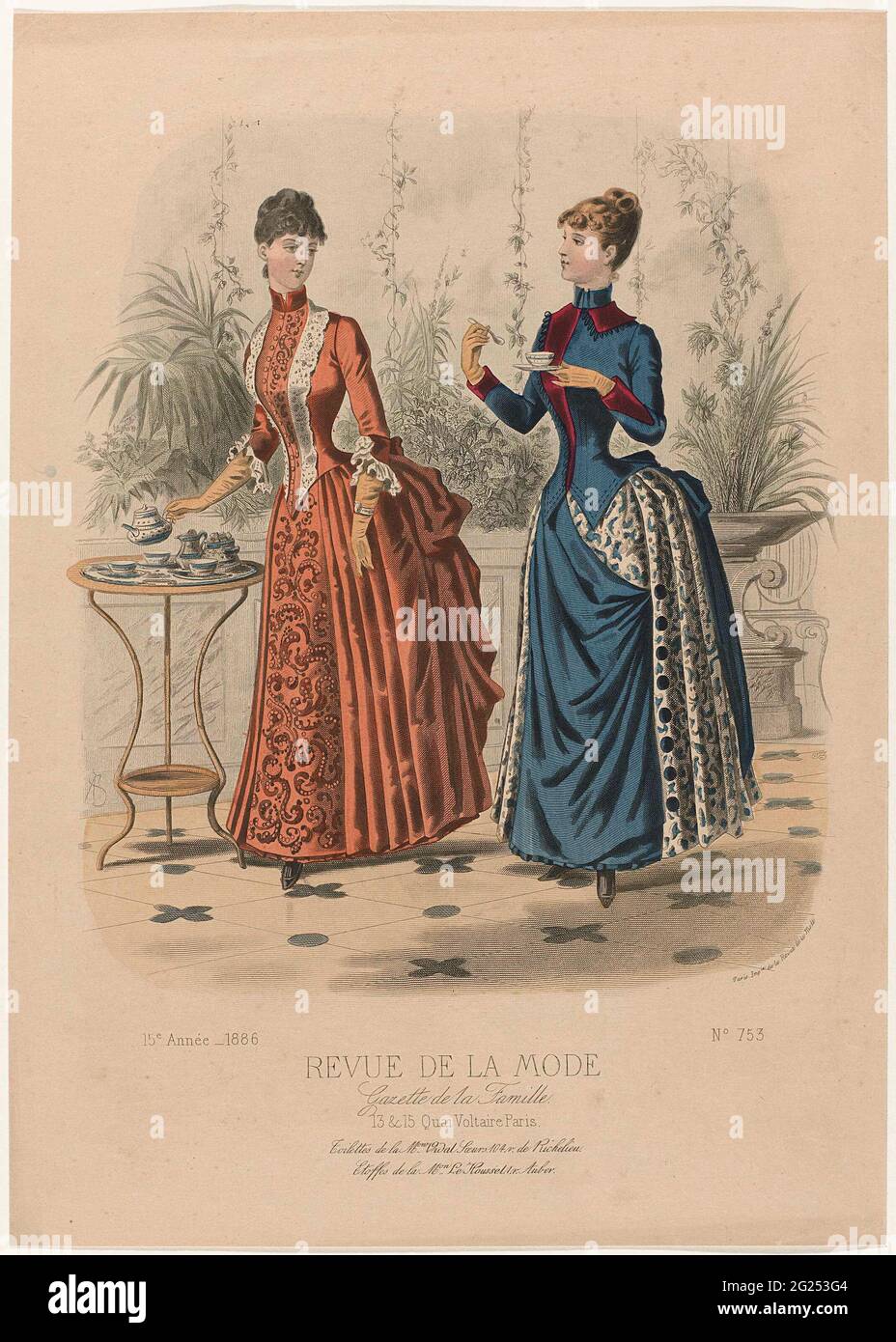 Revue de la Fashion, Gazette de la Famille, Dimanche 6 Juin 1886, 15. Année, Nr. 753: Toilettes de la M.ON Vidal Soeurs (...). Zwei Frauen in den Formen des Maison Vidal. Sie sind in einem Innenraum mit einem Beistelltisch, auf dem ein Kaffee- und Teeservice angeboten wird. Links: JAP von rot-braunem Faille, 'Broervies de Jais', Samt und Seite. Tisch und Hemd sind mit Perlen-Stickerei verziert. Rechts: JAP aus blauem Stoff, broched Stoff in blau und weiß und granatrotem Samt. Laut der Bildunterschrift: 'Toilettes' von Maison Vidal Soeurs. Unter einer Regel Werbetext für verschiedene Produkte. Druck aus dem Floor Magazin Rev Stockfoto