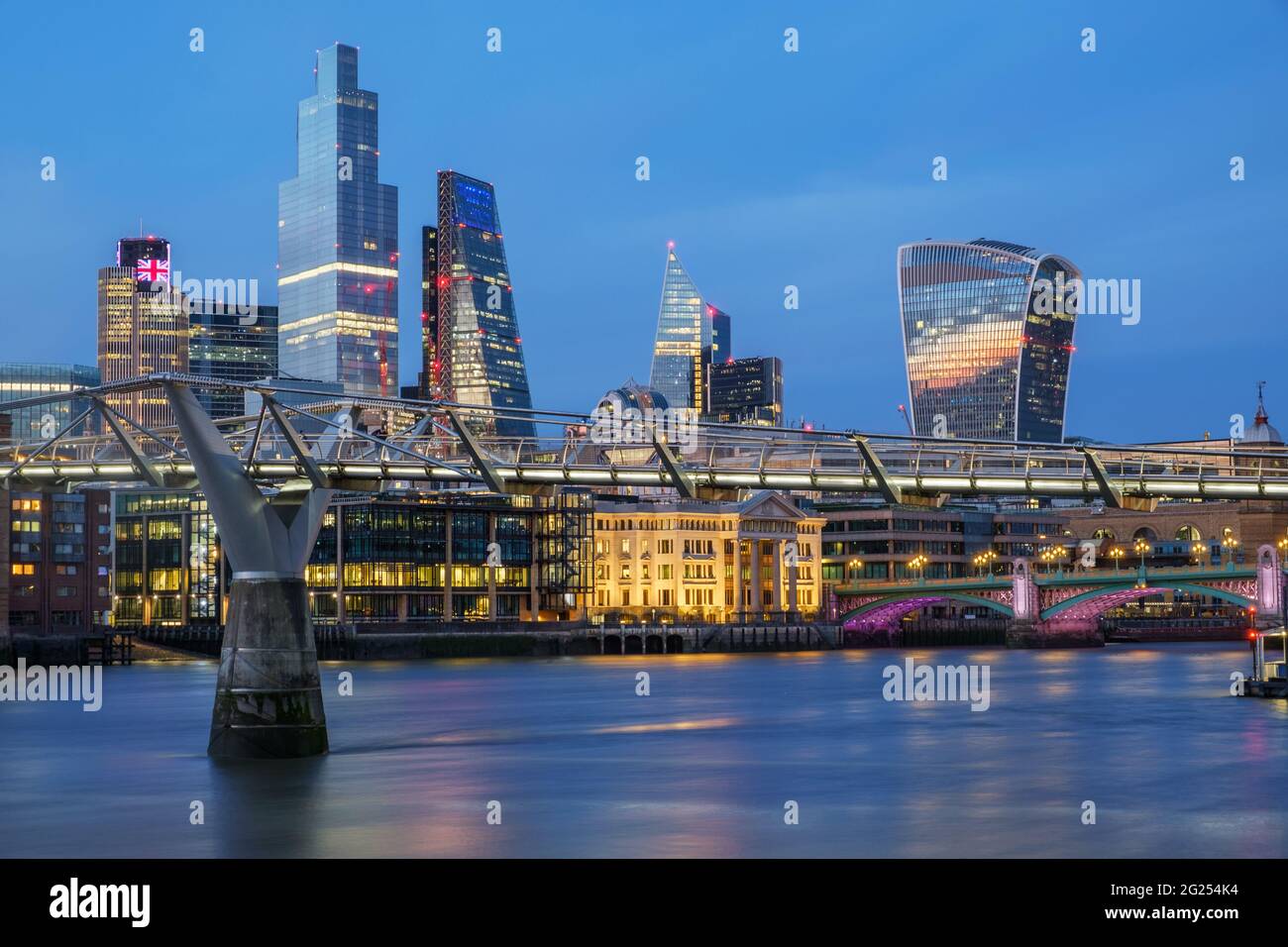 Skyline der Stadt London mit Millennium Bridge, London, England, Großbritannien Stockfoto