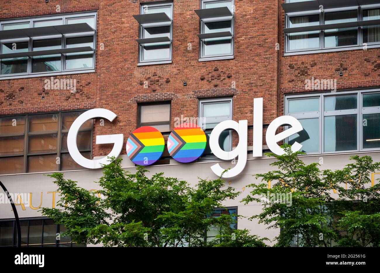 Die „Double O's“ des Google-Logos auf ihrem Gebäude in der 111 Eighth Avenue in New York sind in den Regenbogenfarben der Progress-Pride-Flagge zu Ehren des Gay Pride Day am Freitag, den 4. Juni 2021, dekoriert. (© Richard B. Levine) Stockfoto
