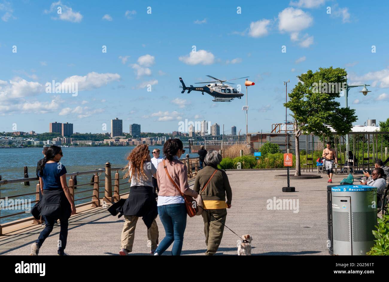 Ein NYPD-Hubschrauber landet am Montag, den 31. Mai 2021, am 30th Street Heliport im Hudson River Park in New York. (© Richard B. Levine) Stockfoto