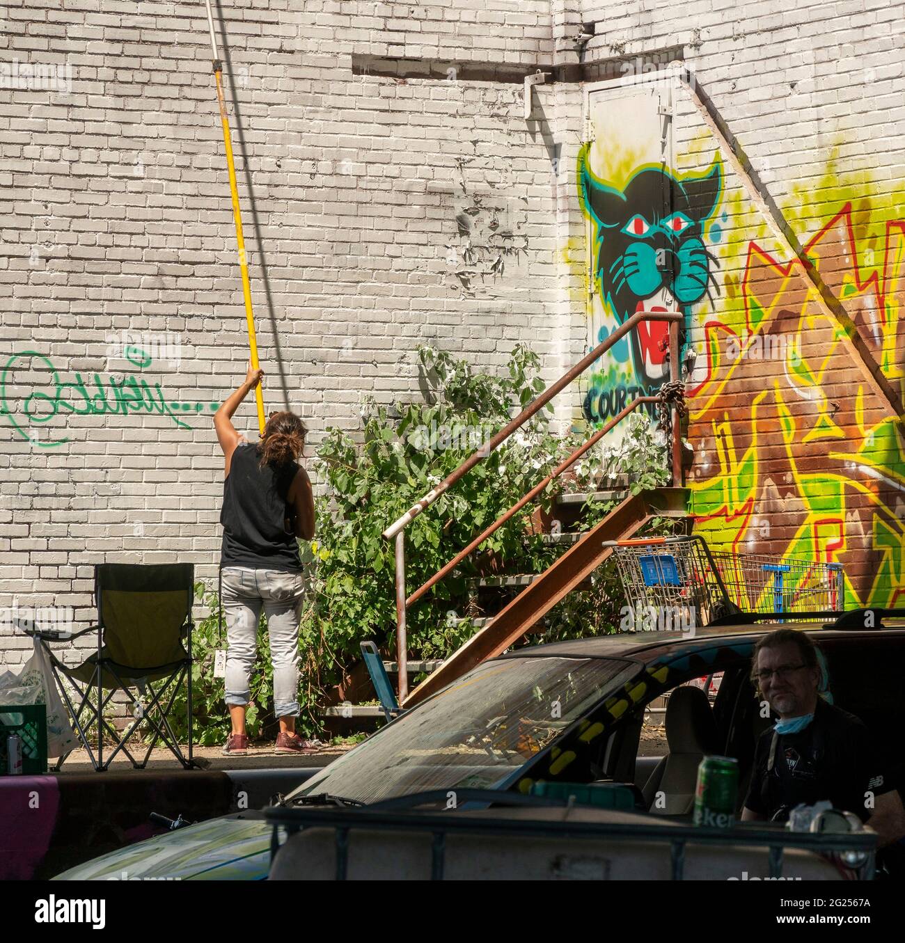 Hunderte strömen am Samstag, den 5. Juni 2021, zum Jersey City Mural Festival in den Hamilton Park in Jersey City, NJ. Musik und Partys brachten einiges mit, aber die wahre Attraktion waren die neuen Wandgemälde von Graffiti-Künstlern, die die über 50 Wände schmücken. (© Richard B. Levine) Stockfoto