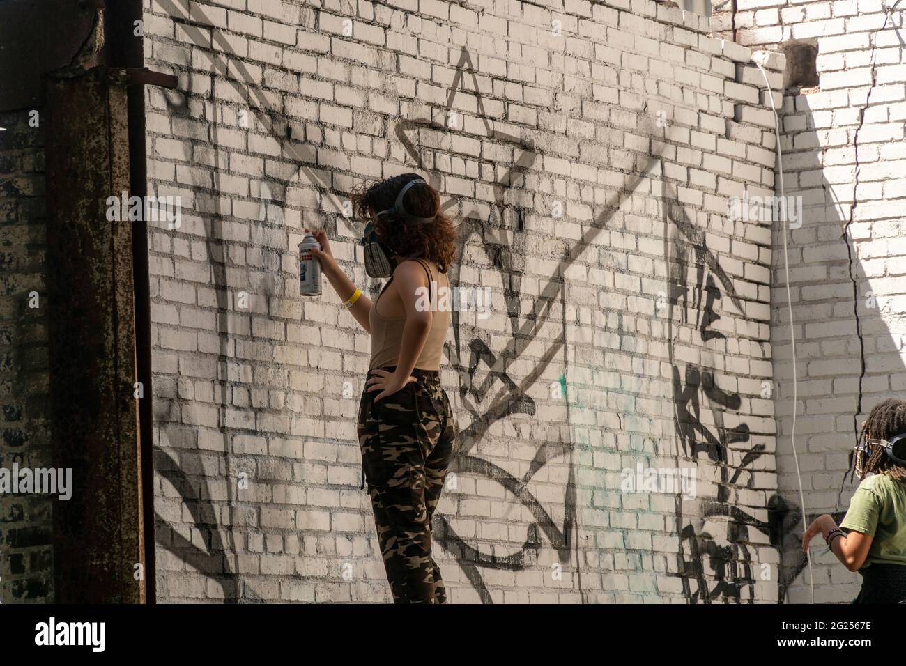 Hunderte strömen am Samstag, den 5. Juni 2021, zum Jersey City Mural Festival in den Hamilton Park in Jersey City, NJ. Musik und Partys brachten einiges mit, aber die wahre Attraktion waren die neuen Wandgemälde von Graffiti-Künstlern, die die über 50 Wände schmücken. (© Richard B. Levine) Stockfoto